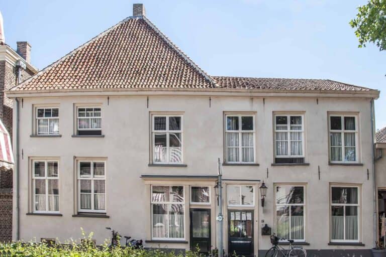 Historisch Nederlands huis met rieten dak