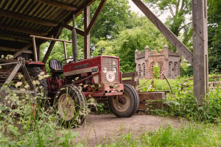Rode trekker onder afdak, kasteel op achtergrond